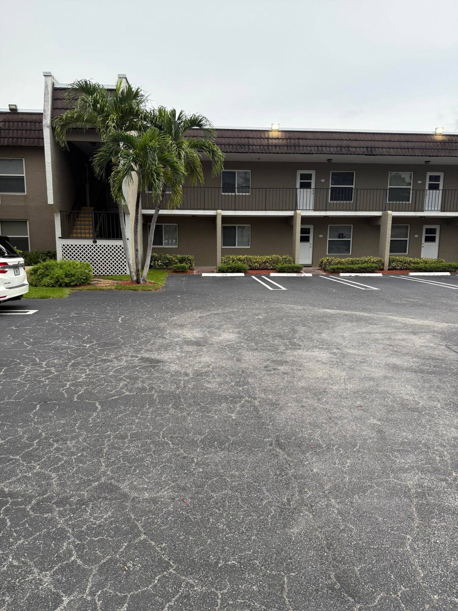 BEAUTIFUL 2 2 ALL AGES LOCATED BETWEEN LINTON BLVD AND ATLANTIC AVE JUST MIN FROM THE BEACH AND ATLANTIC AVE DOWNTOWN, SURROUNDED BY MILLION DOLLAR HOMES THIS COMMUNITY OFFERS TENNIS, ...