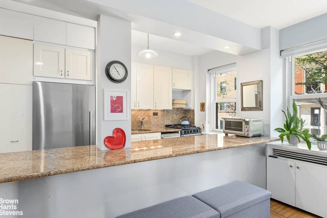 Fully renovated and Lofty, Huge Open Kitchen RESIDENT AGENTS ARE AVAILABLE TO SHOW THIS HOME EVERYDAY, BY APPOINTMENT !