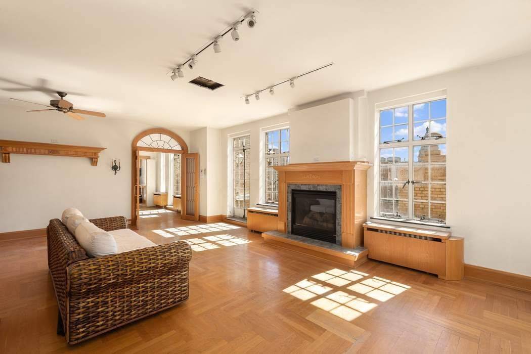 This offering represents the rare opportunity to acquire one of Gramercy Park s most iconic prewar penthouses.