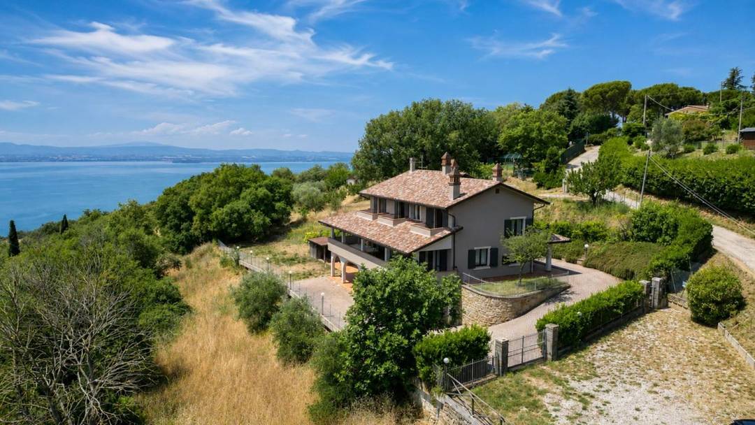 Elegant villa of 340 sqm with a panoramic garden, 4 bedrooms and loggias, nestled in the peaceful surroundings of Lake Trasimeno.