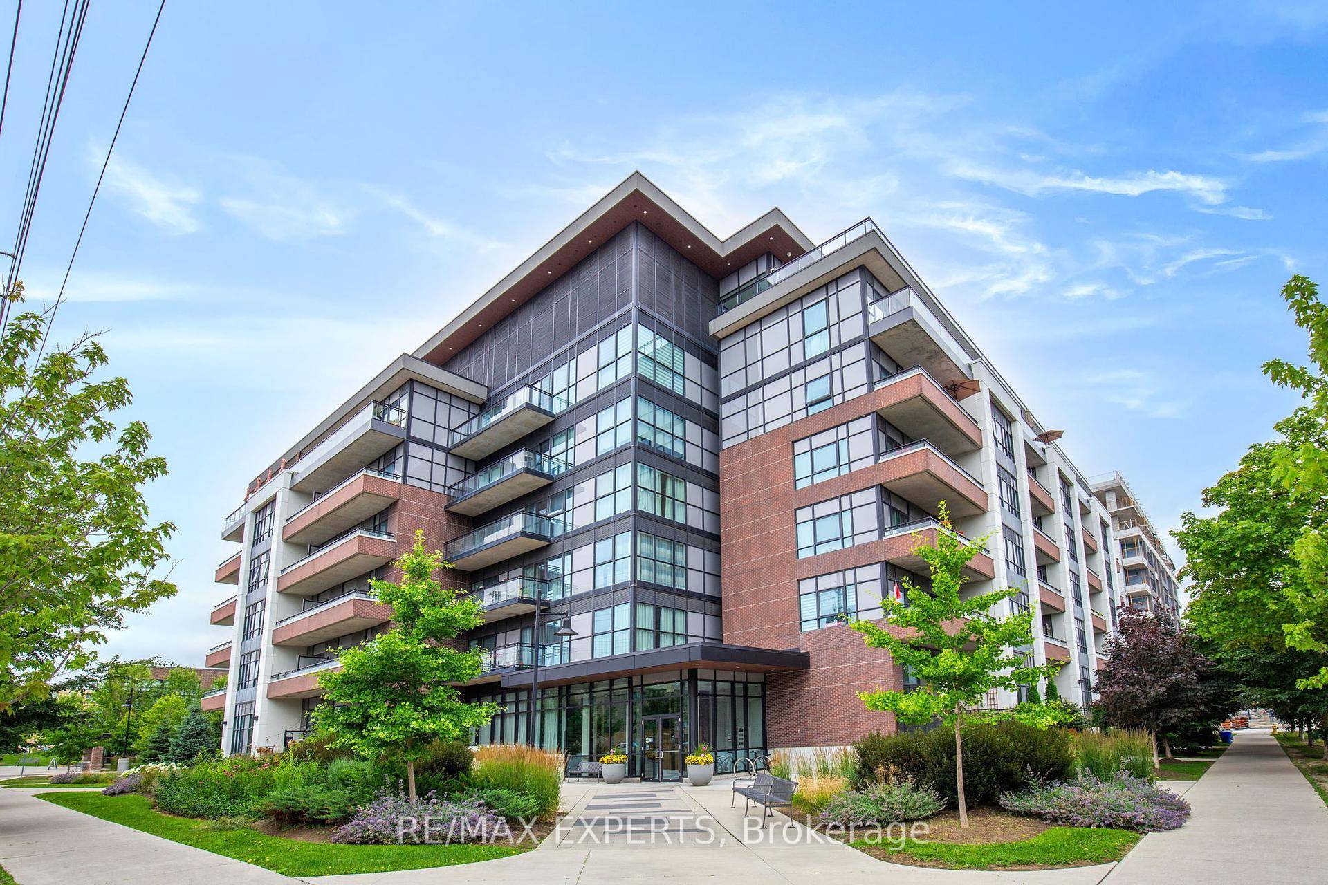 Modern 1 1 Unit In The Boutique And Highly Sought After Backyard Condos.