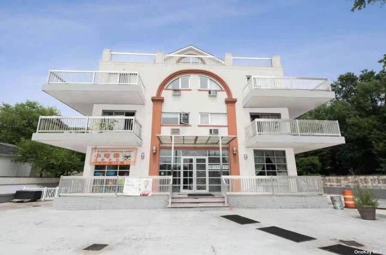 Flushing prime location 6, 902 SF commercial space.