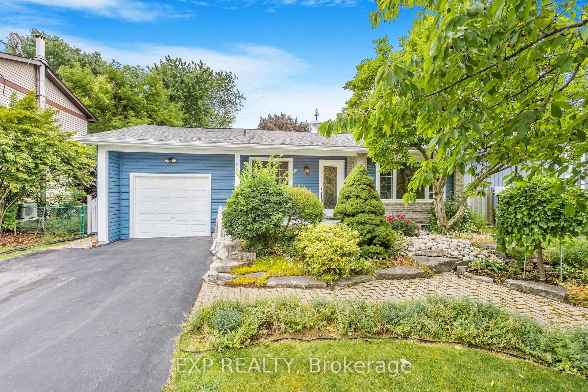 Charming Bungalow in Highly Desired Dorset Park !