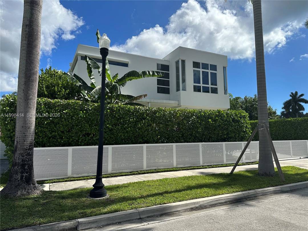 Modern Luxury Living in Hollywood Lakes Concrete Construction, Walk to Beach amp ; Boat Access This exceptional 5 bedroom residence offers a rare combination of modern design, structural integrity, and ...