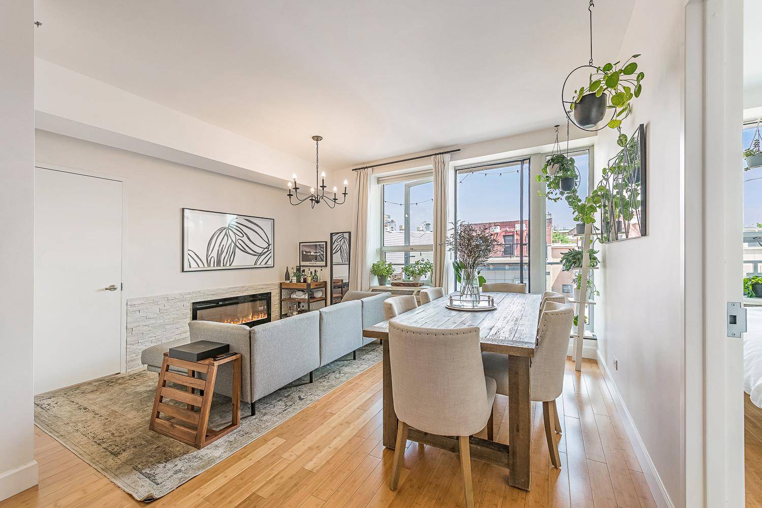 Luxurious Upgraded 2BR 2BA Split Bedroom Layout at The SOLARIUMThis fully renovated 2 bedroom apartment features a split bedroom layout, offering abundant natural light and neighborhood views.