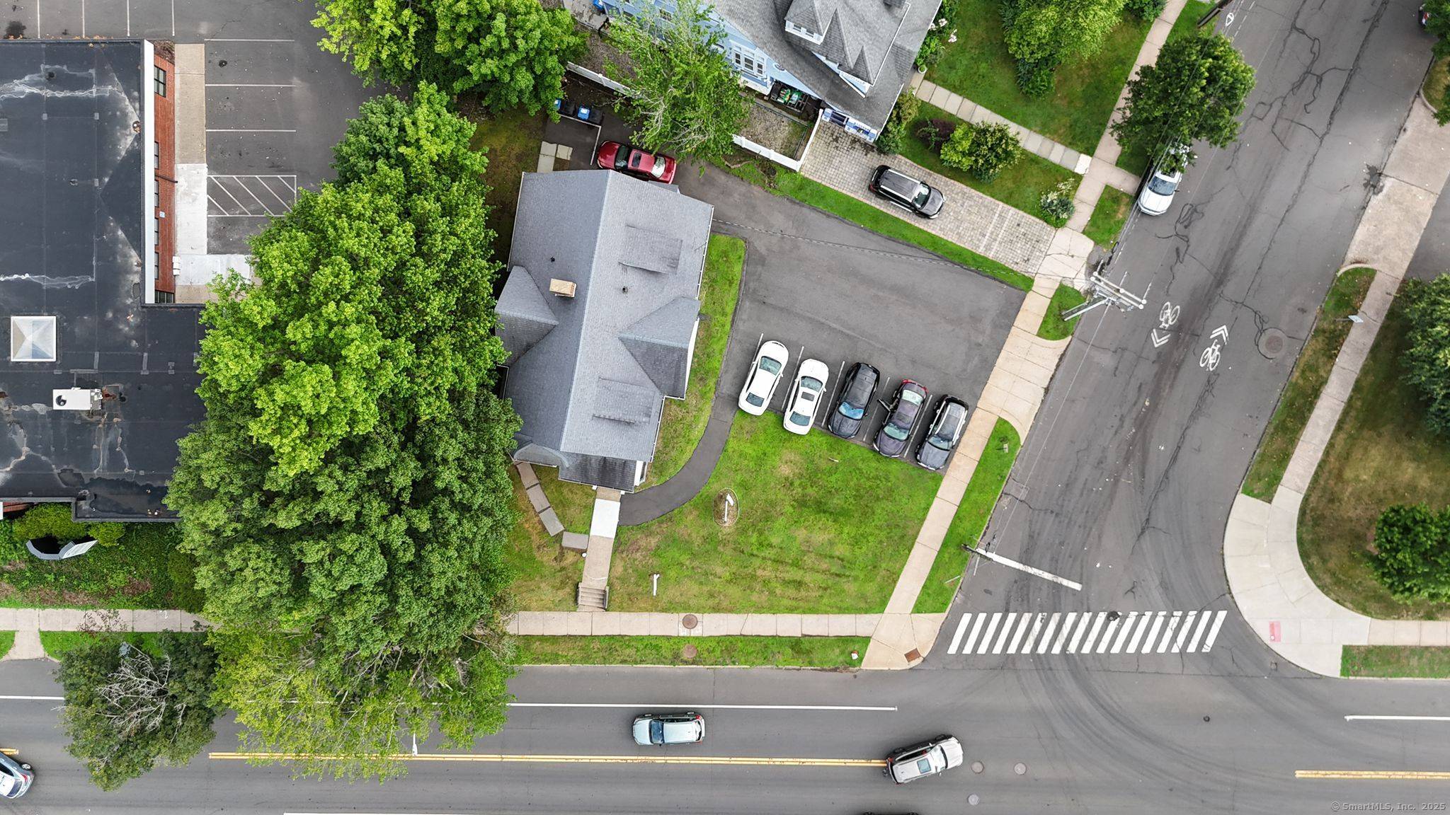 Attention Investors ! Do not miss this 4 Unit mixed use Investment opportunity.