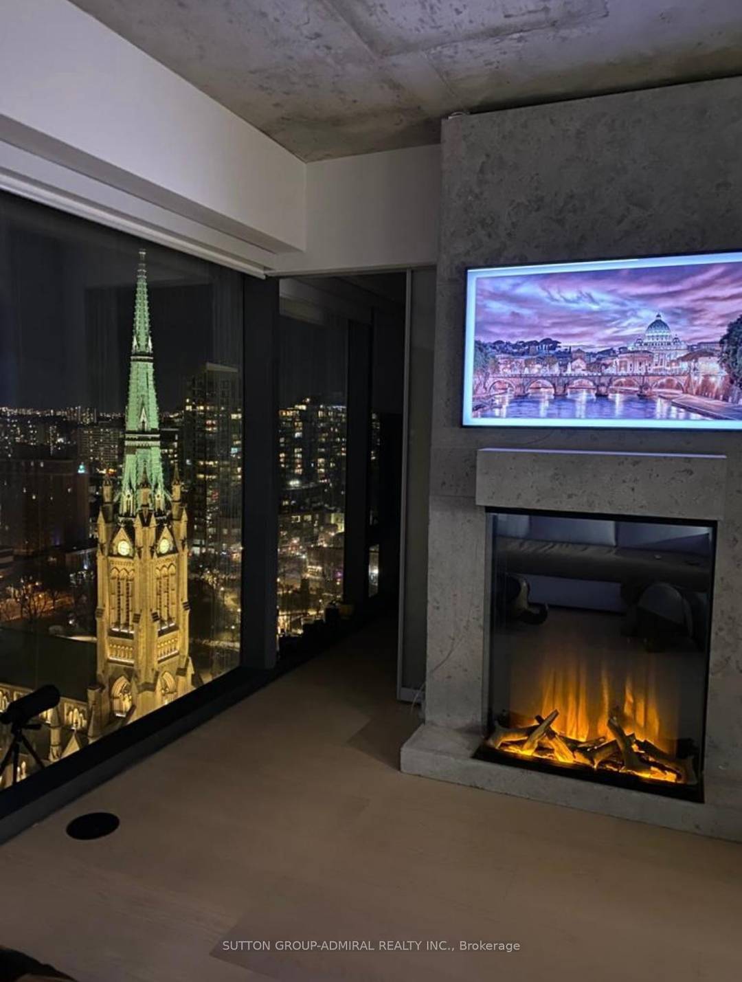 Furnished Luxury Bright Corner Unit With 9'Ceilings And Spectacular Clear Views Of St.