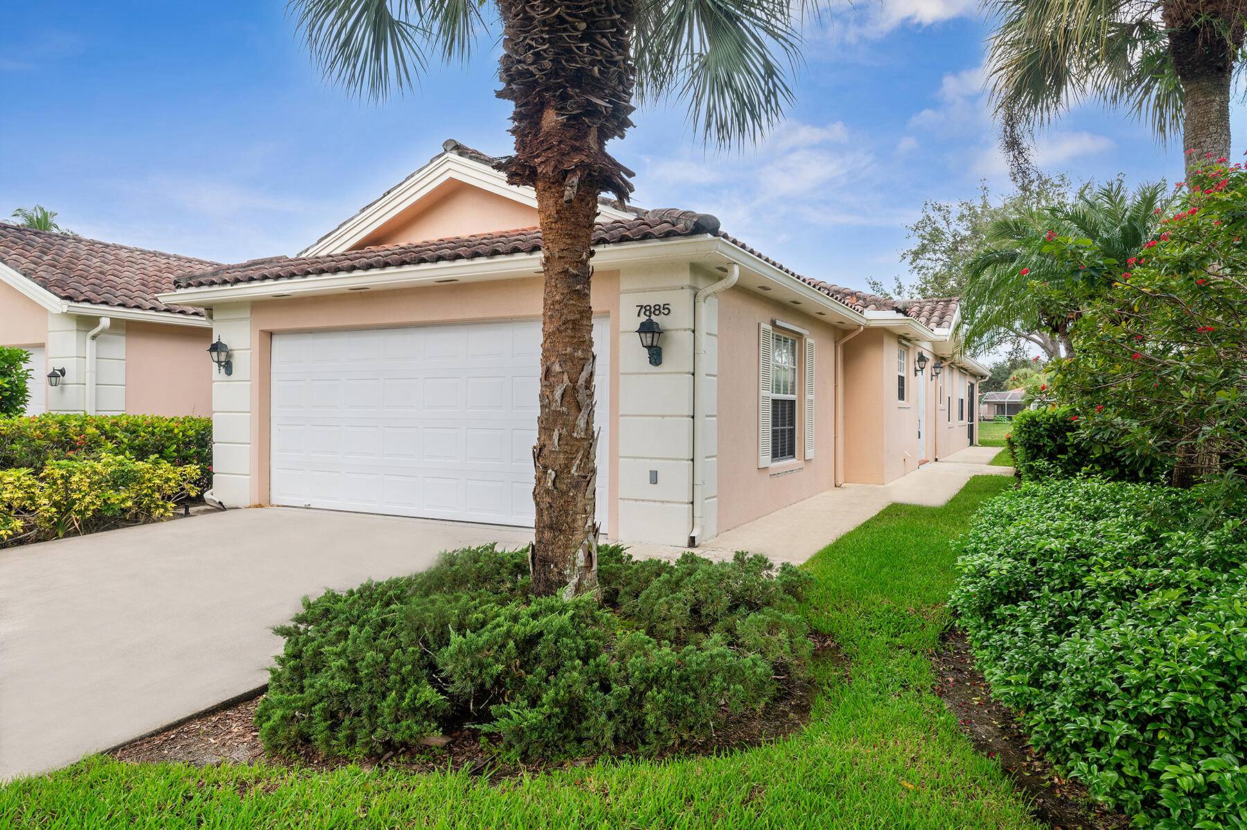 A Tropically Landscaped, Lakeside Lot with Views of the Tranquil Lake, is One Attributes that makes this Capri, An Irresistibly Good Buy, In RiverWalk, A 24 Hour Manned Gated Community ...