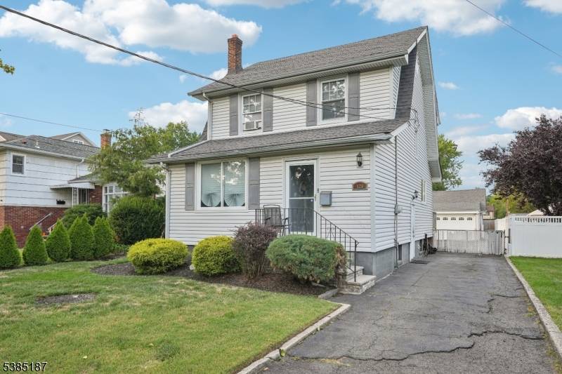 Ready to meet the perfect charming colonial ?
