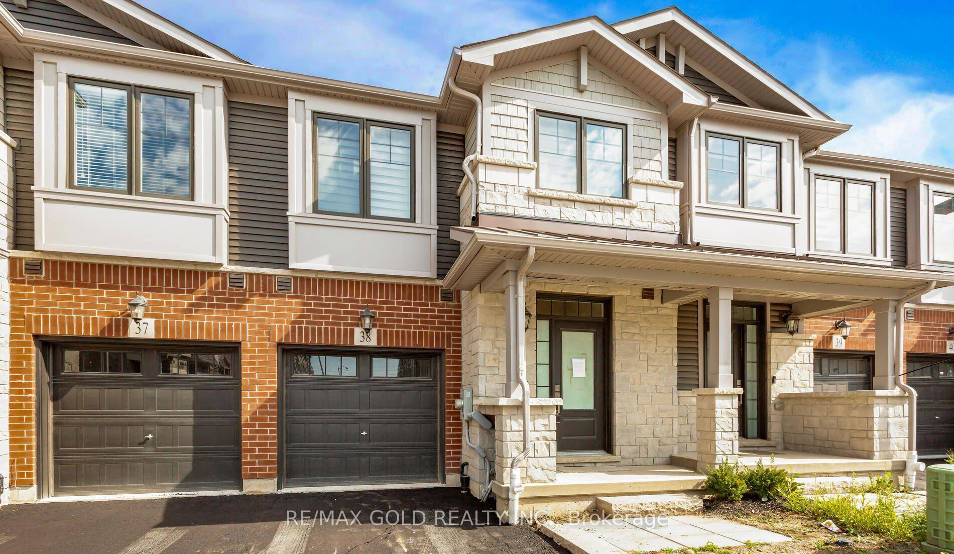 Experience Modern Living in This Stunning Townhouse Backing Onto a Ravine.