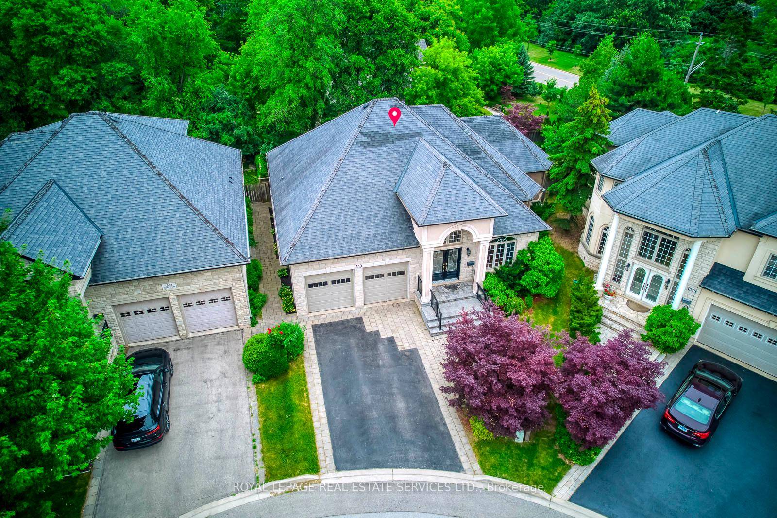 Charming Bungalow with Spacious Finished Basement in Prime Oakville Location !
