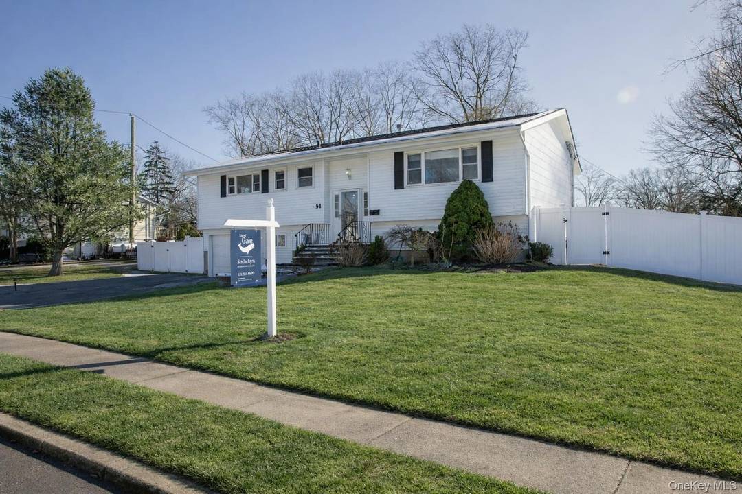 Beautiful Hi Ranch With 4 Spacious Bedrooms and 2.