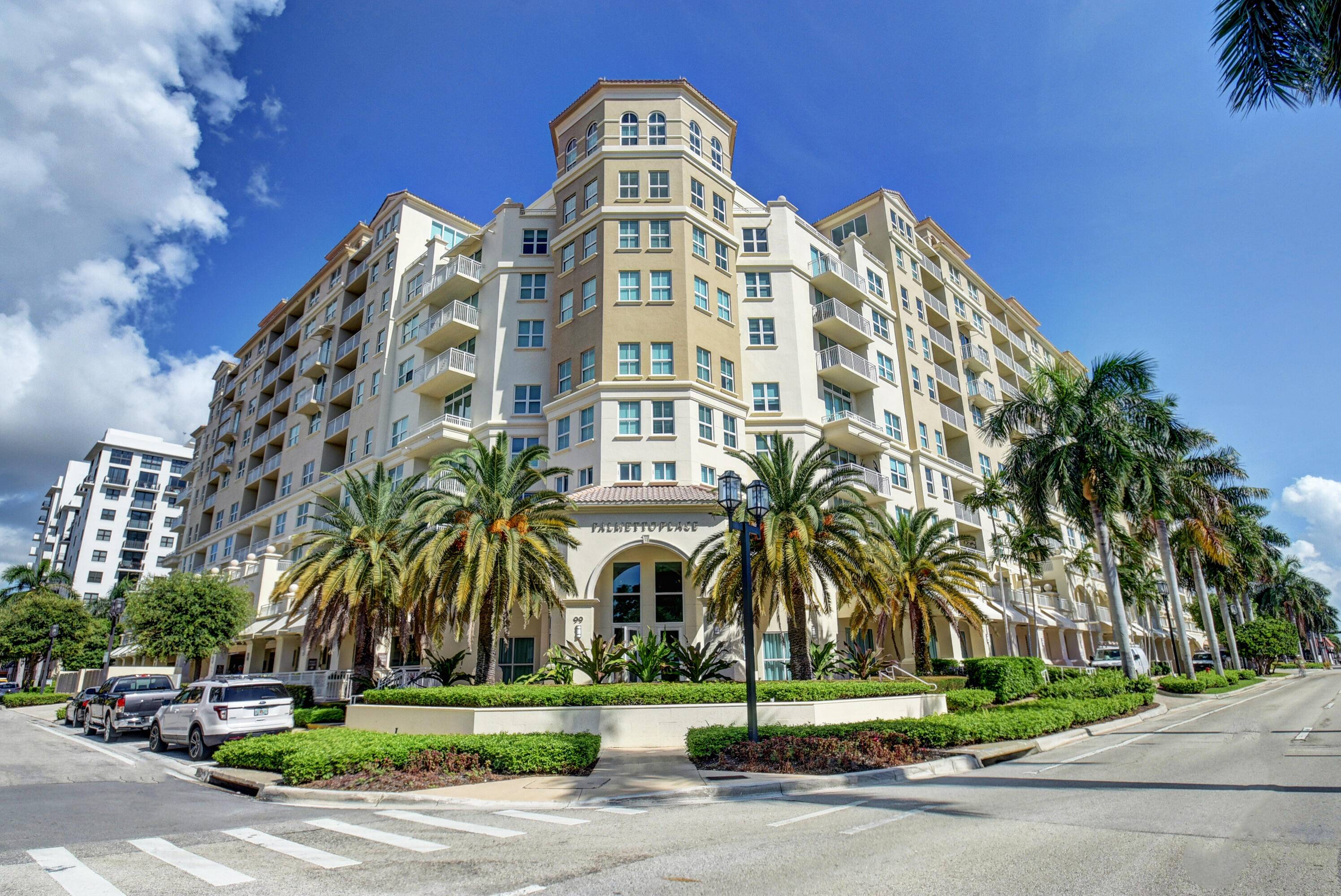 Live the Downtown Boca Dream Luxury, Location Lifestyle !