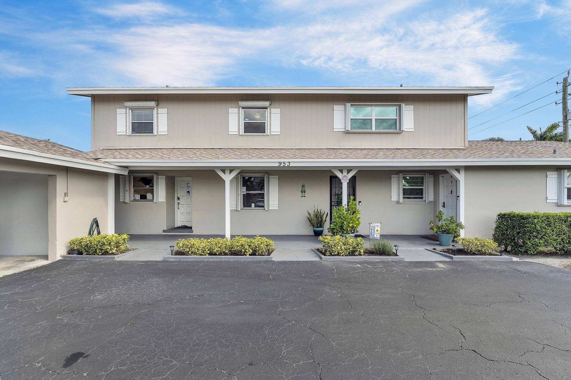 2 bedroom, 1. 5 bath condo in the heart of Deerfield Beach !