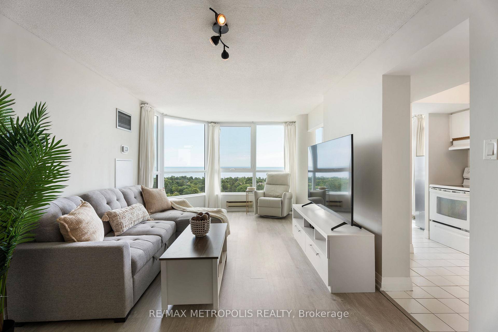 Bright amp ; Spacious 2 1 Flex Solarium Bedroom Condo with Breathtaking Lake amp ; City Views.