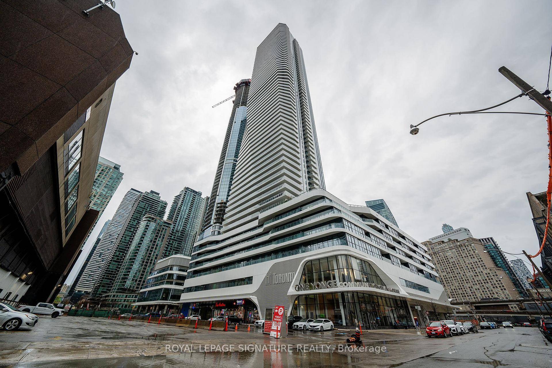 Sleek and stylish 1 1 bedroom condo located in the luxurious Prestige at Pinnacle One Yonge.