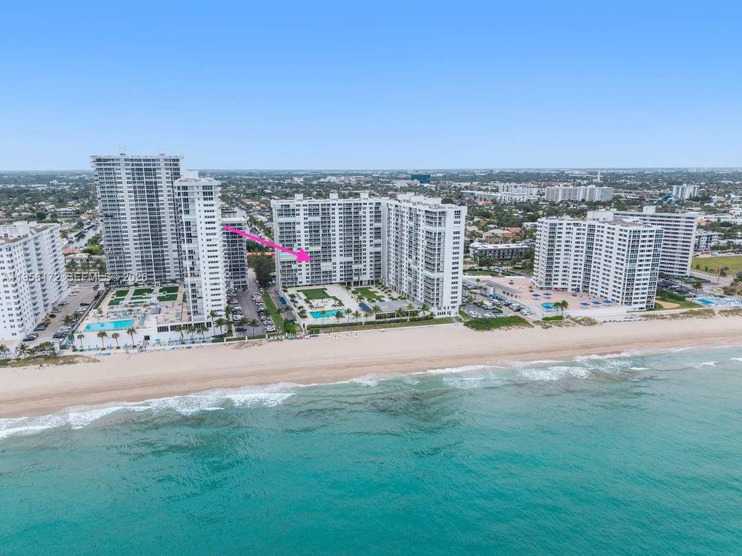 This 2 bedroom, 2 bathroom unit offers exceptional ocean and pool views, with beautiful vistas of both the ocean and city from the east and west sides.