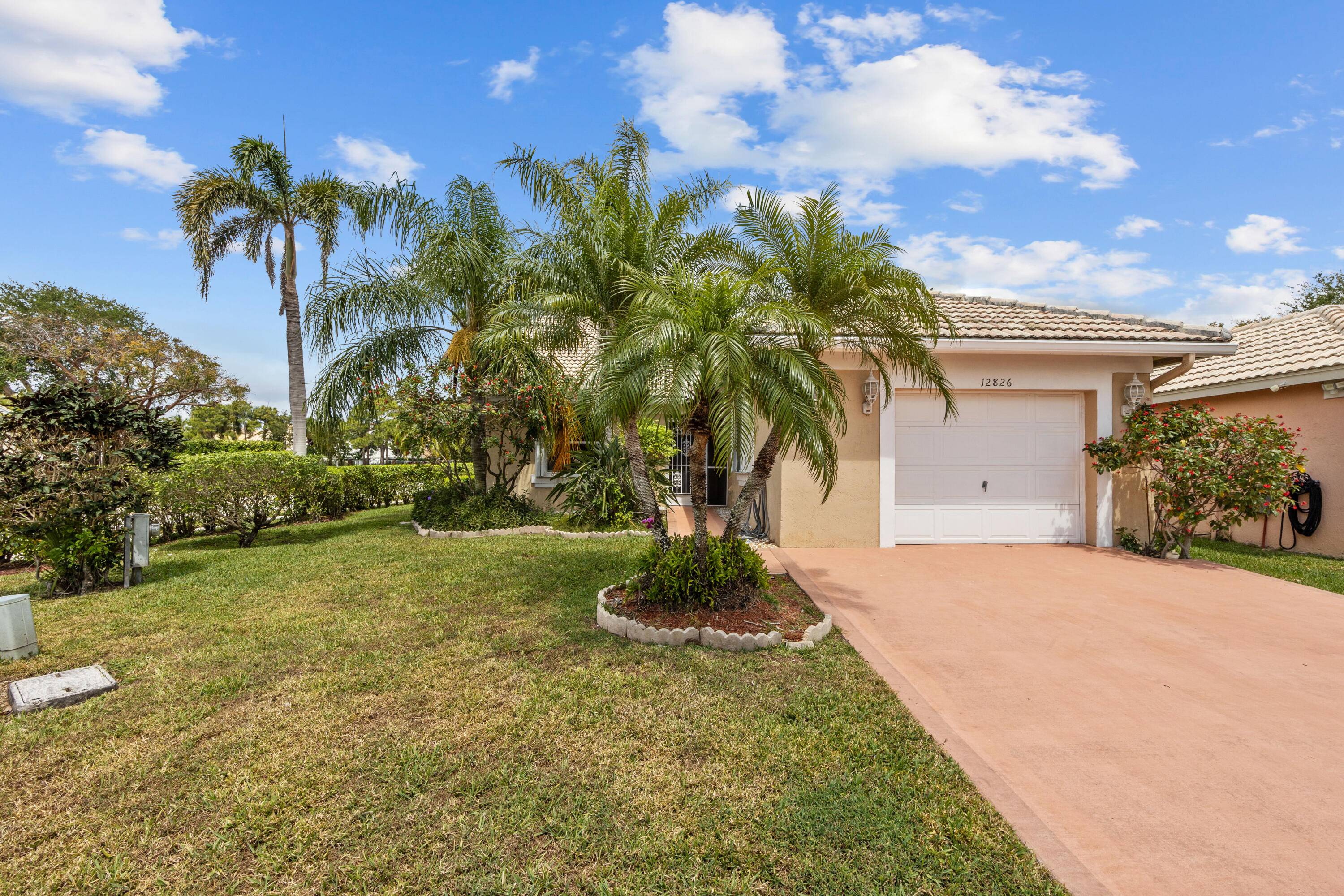 Cute as button ! This adorable home in Hampton Lakes offers a light bright feel with neutral tone paint flooring throughout.
