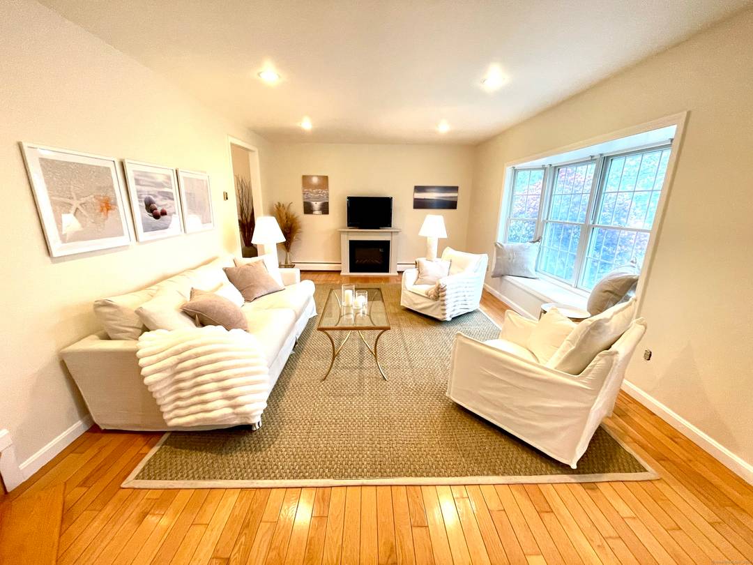 SUMMER RENTAL AVAILABLE May Sept 4, 500 monthly, June, July August 5, 500 monthly.