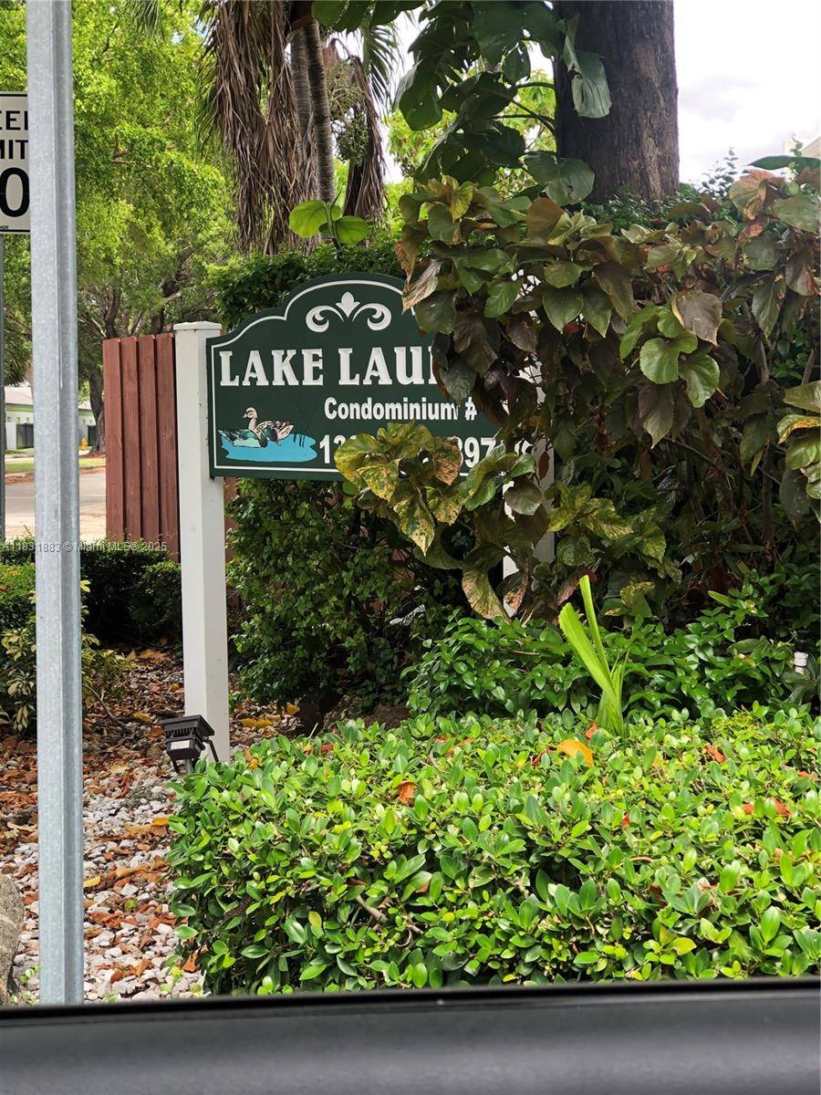 Spacious 3 2. 5 corner townhouse in great area of Lake Laura.