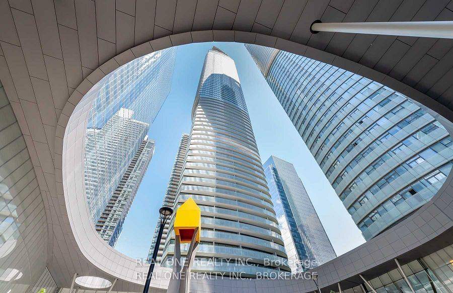 Ice Tower Stunning 1 Bedroom Suite !