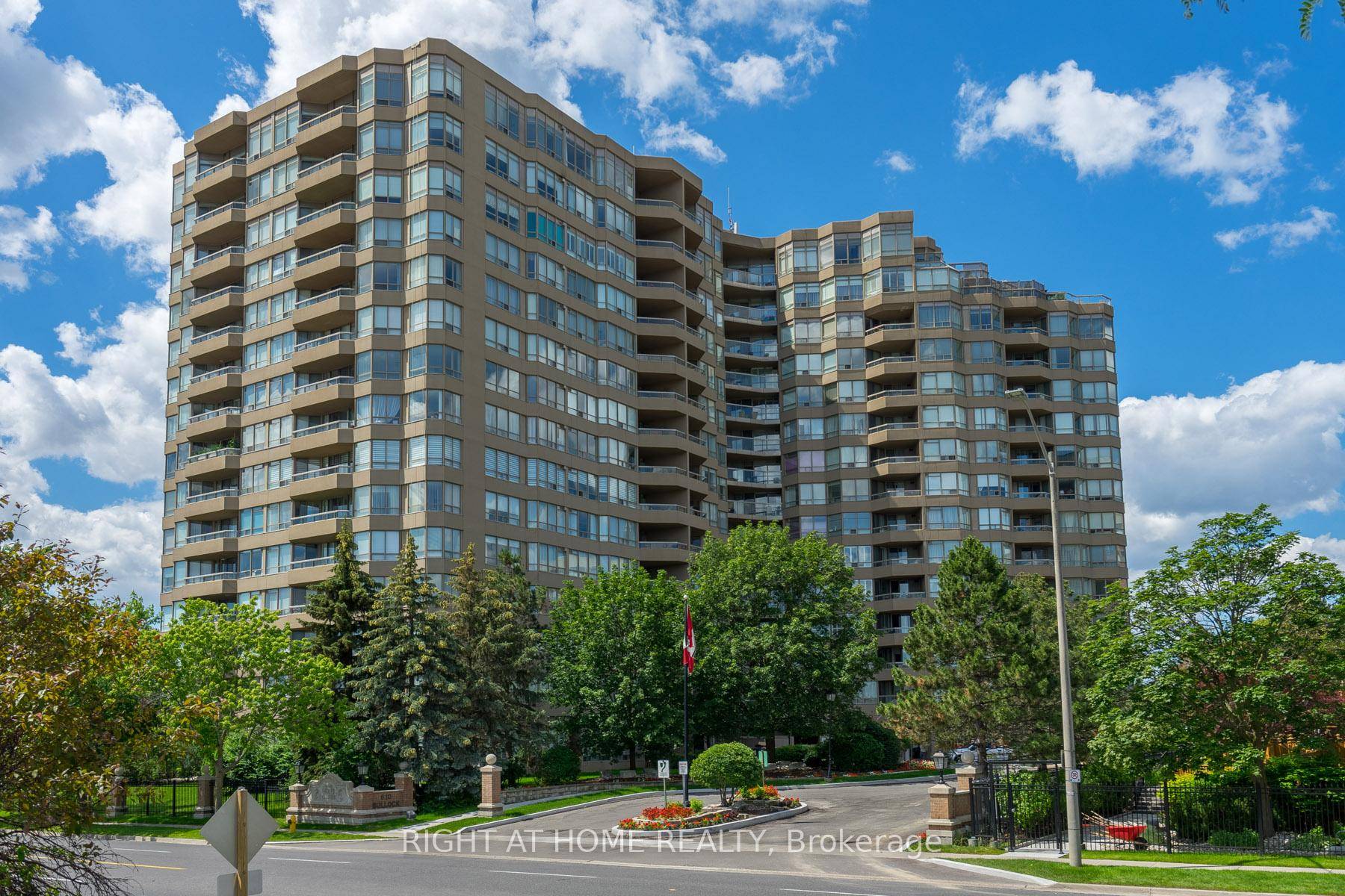 Prestigious Hunt Club By Tridel.
