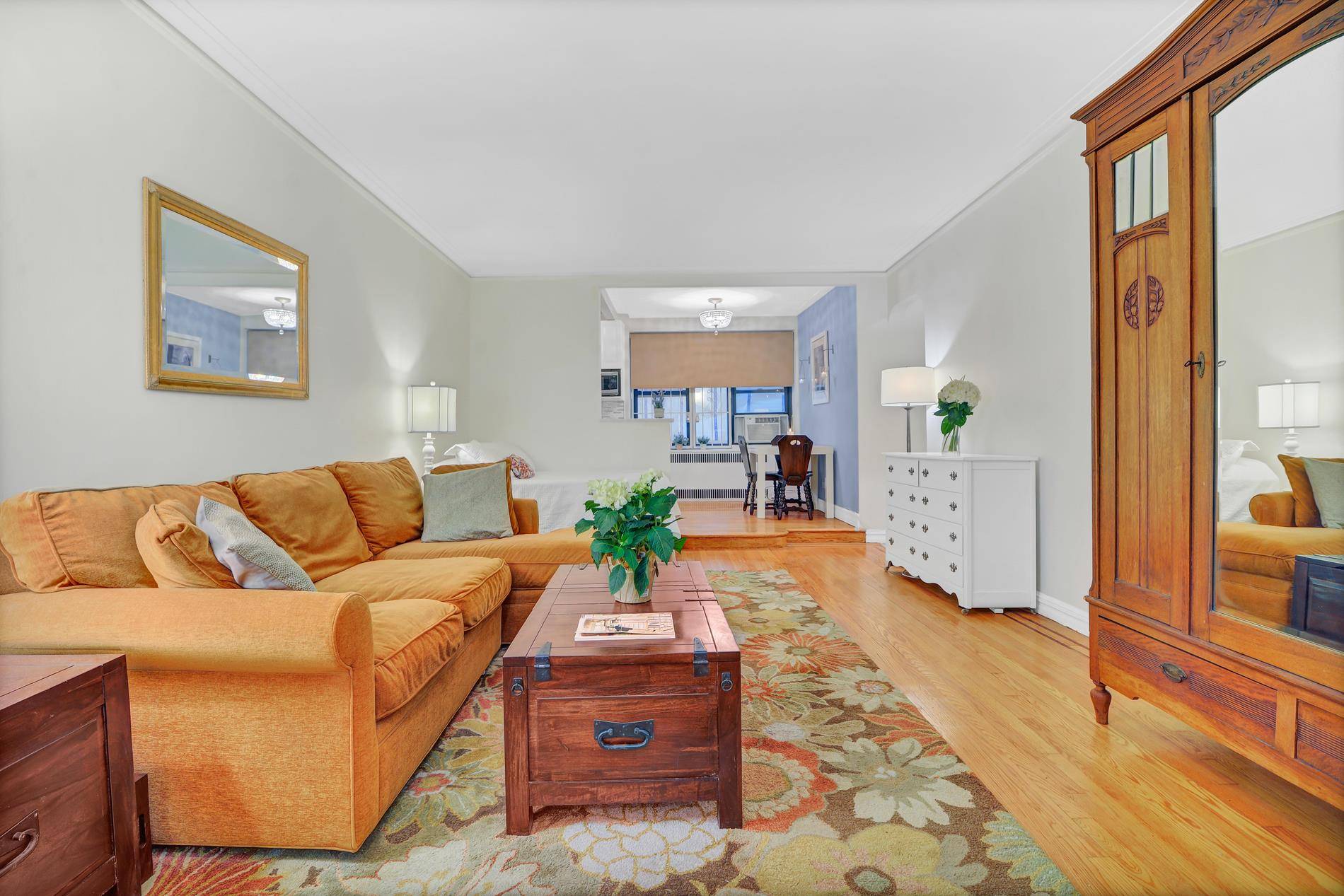 Welcome home to 350 East 77th Street Apt 2J.