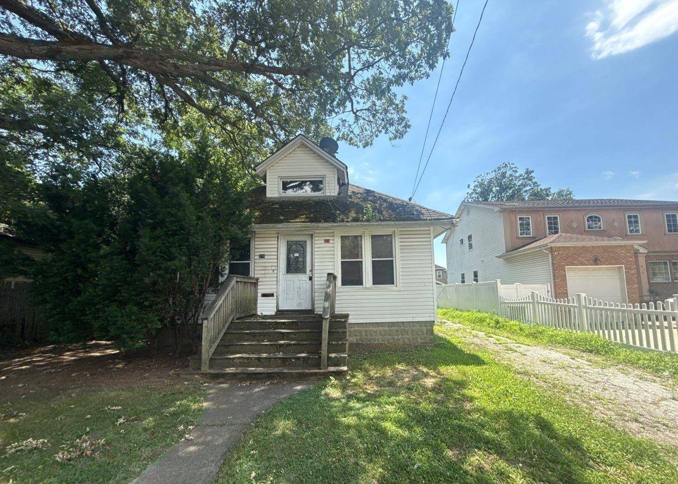 Ranch Style Home. This Home Features 4 Bedrooms, Full Bath, Formal Dining Room, Eat In Kitchen amp ; 1 Car Garage.