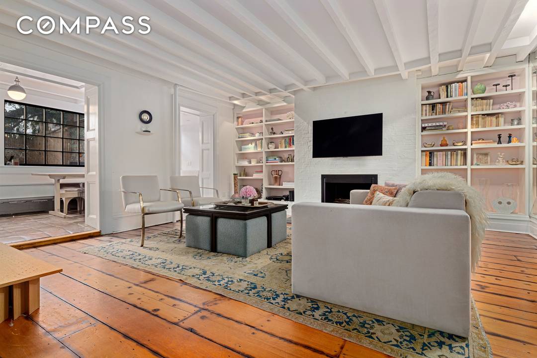 Escape the city and come home to your spacious and charming garden floor through with private outdoor space and a large communal garden in the heart of the East Village ...