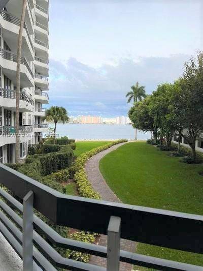 Located in the heart of Aventura, 2 bed 2 bath unit, in the highly desirable Mystic Pointe Tower 200.