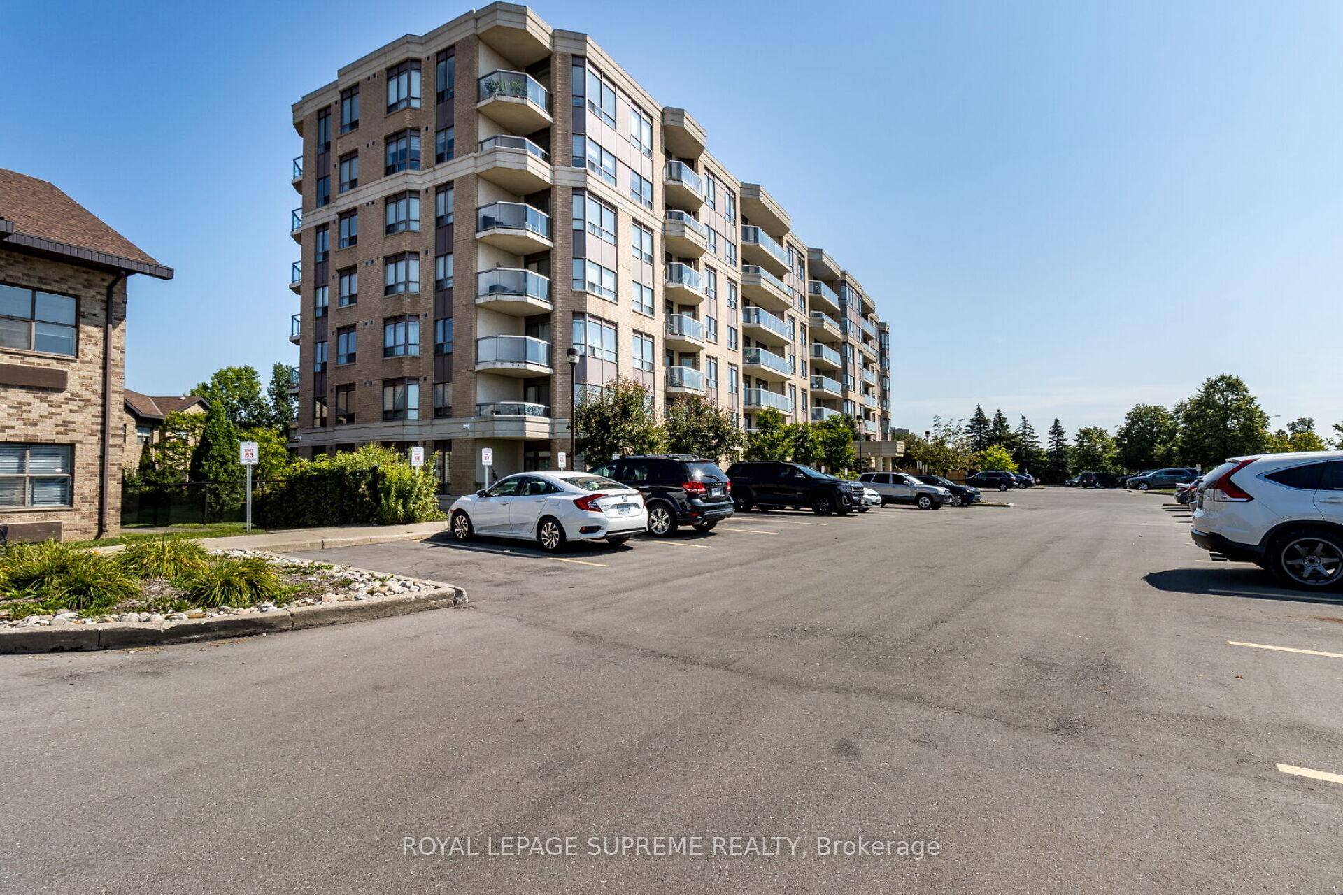 All Inclusive ! Elegant Penthouse Suite at The Ravines at Fletchers CreekDiscover this spacious and beautifully designed one bedroom penthouse suite, featuring gleaming hardwood floors and an open concept layout ...