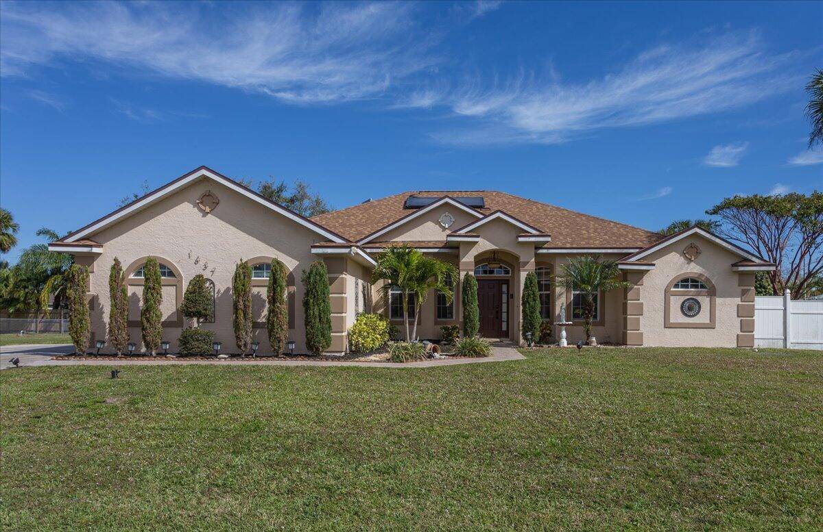 MOTIVATED SELLER Stunning 4 Bed 3 bath home boasts a split floor plan, 2 car garage w a bonus room.
