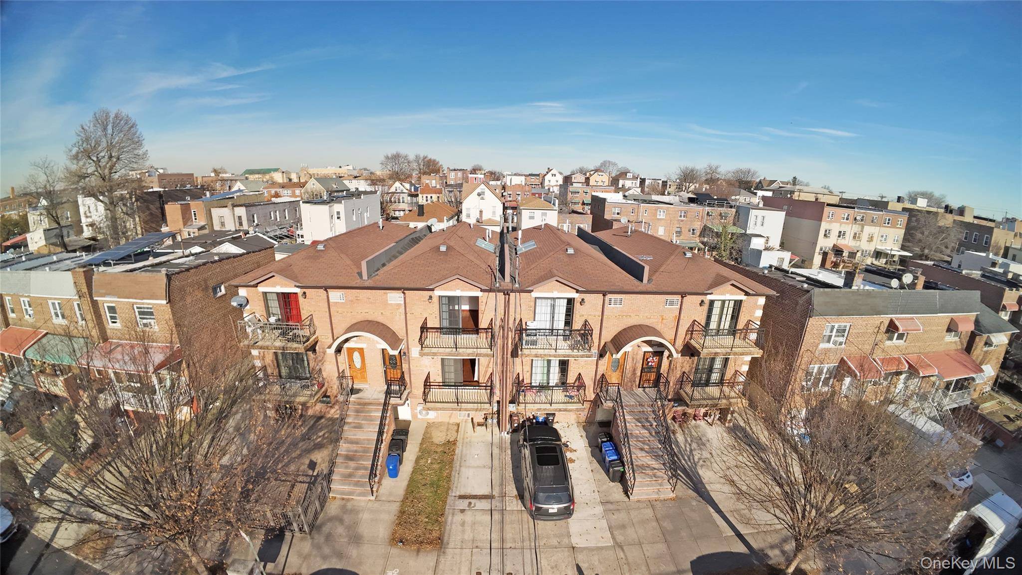 Welcome to 931 E 215th St, a spacious and modern duplex located in the heart of the Bronx.