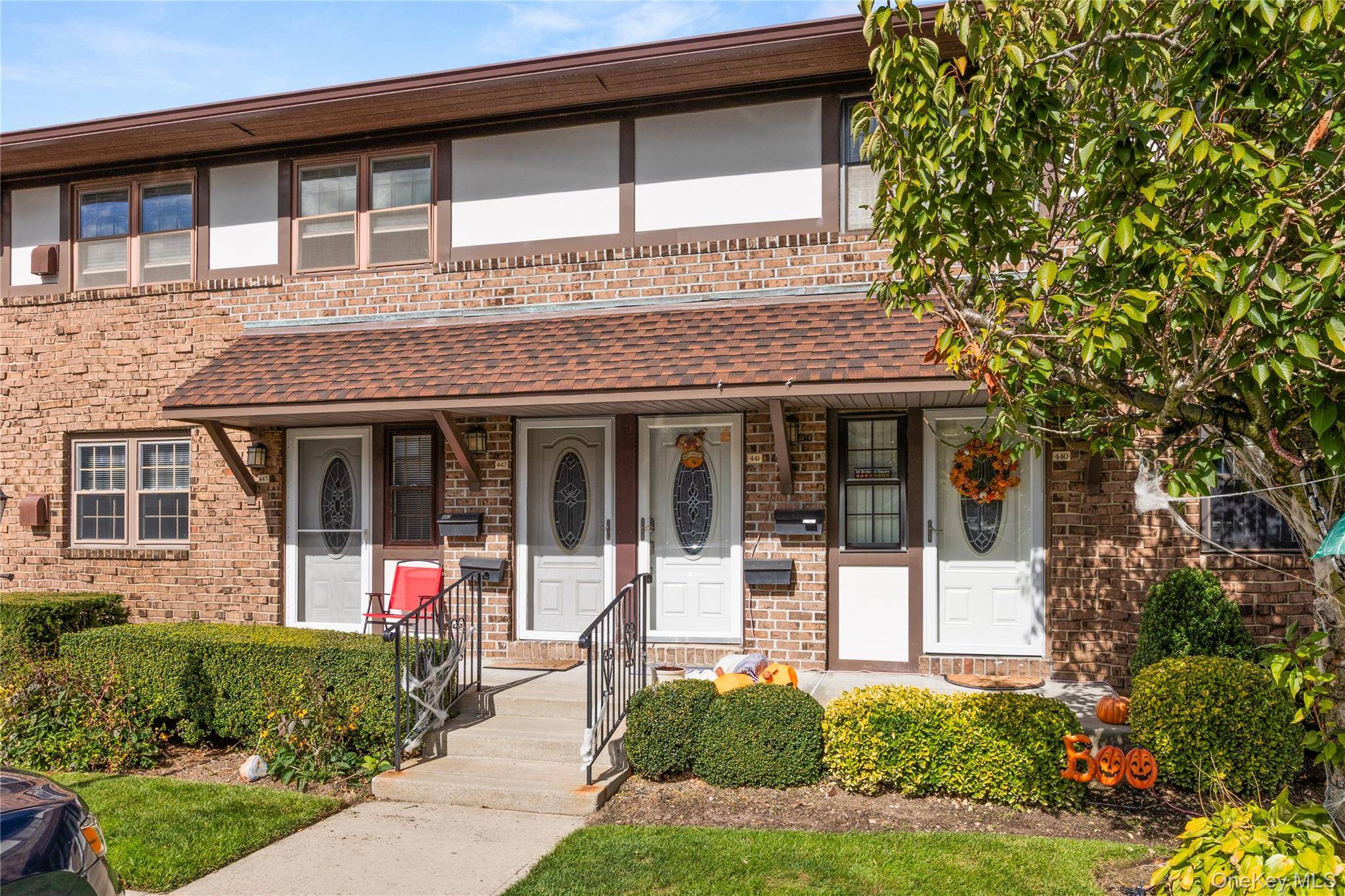 Move in Ready ! Upper Unit in the Amazing Waterfront Community of The Anchorage.