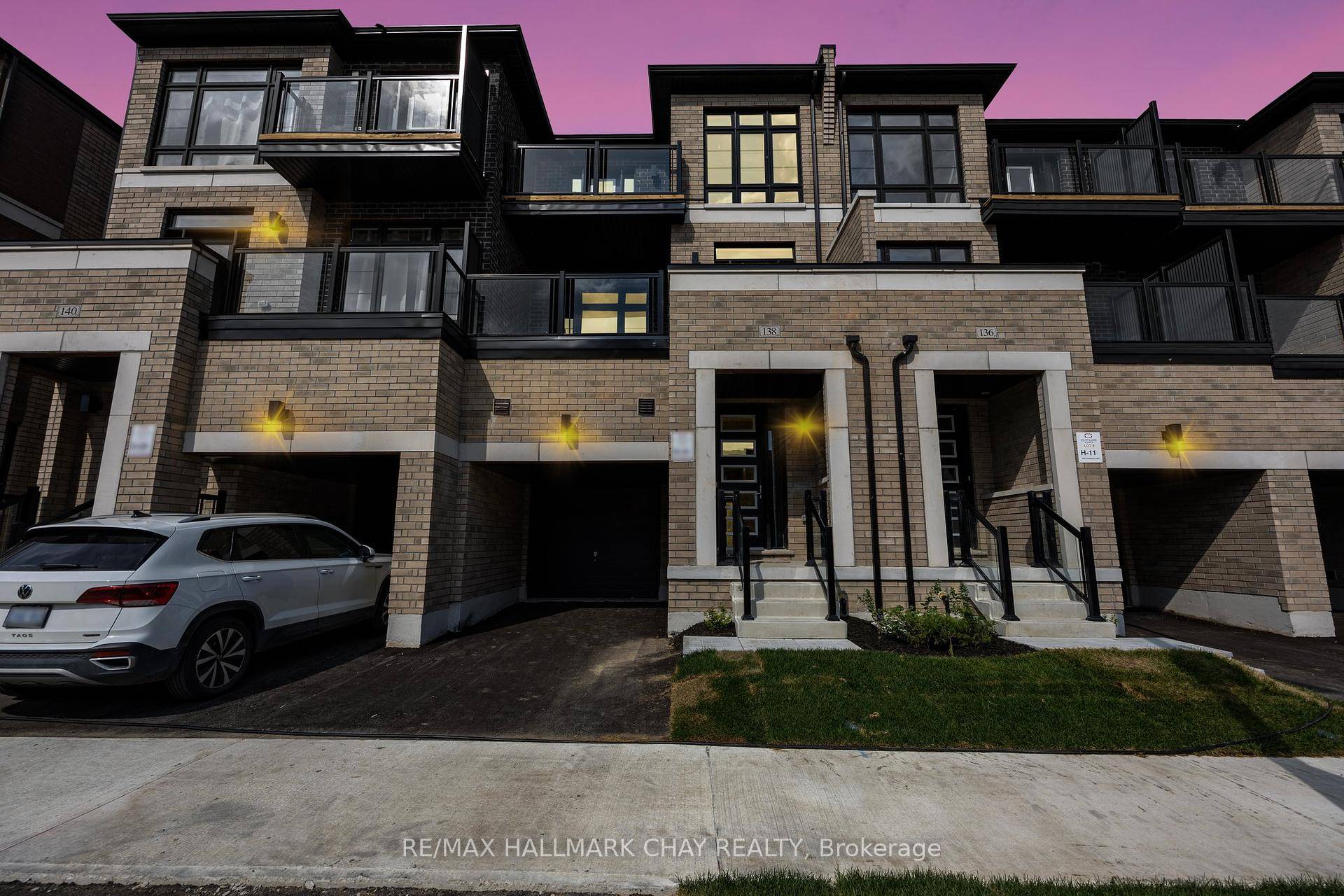 Stylish 1, 300 sq. ft. townhome in Barries desirable South East end !