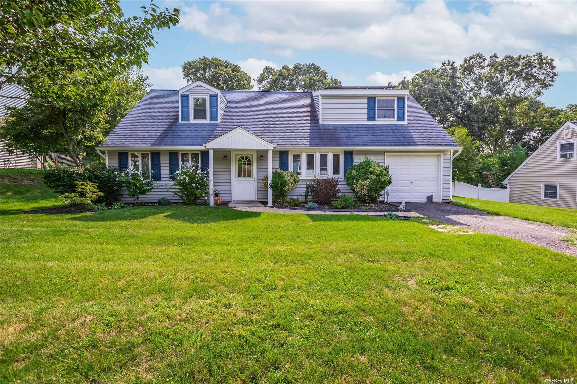 Welcome to 133 Rosemont Ave in the Sachem SD !