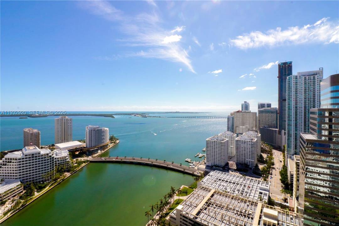 Motivated seller. Exceptional corner 2BD 2BA residence on the 40th floor of Icon Brickell, Tower II.