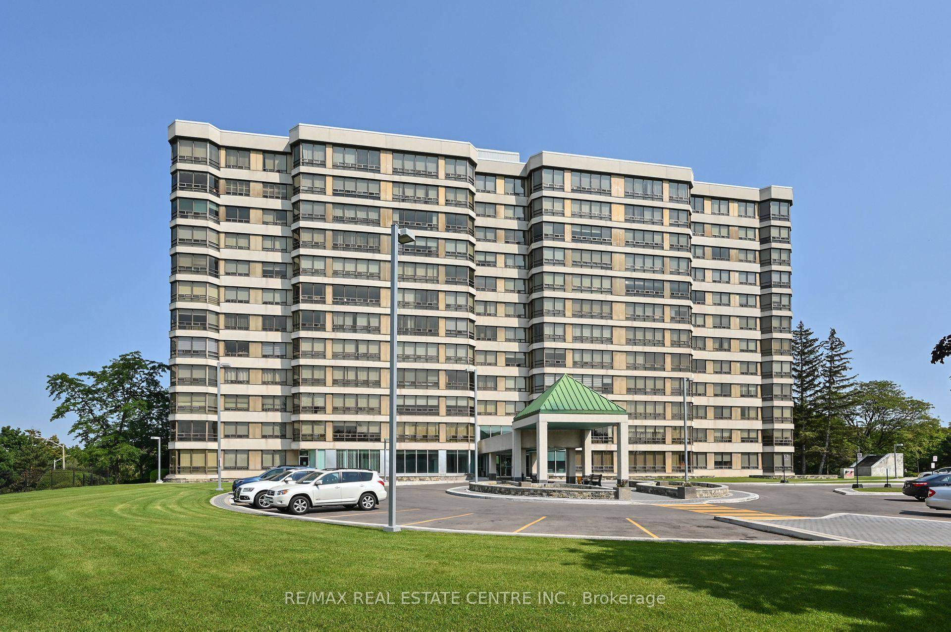 Don't miss out on this rarely available 1346 sf corner penthouse unit at prestigious 320 Mill St South !