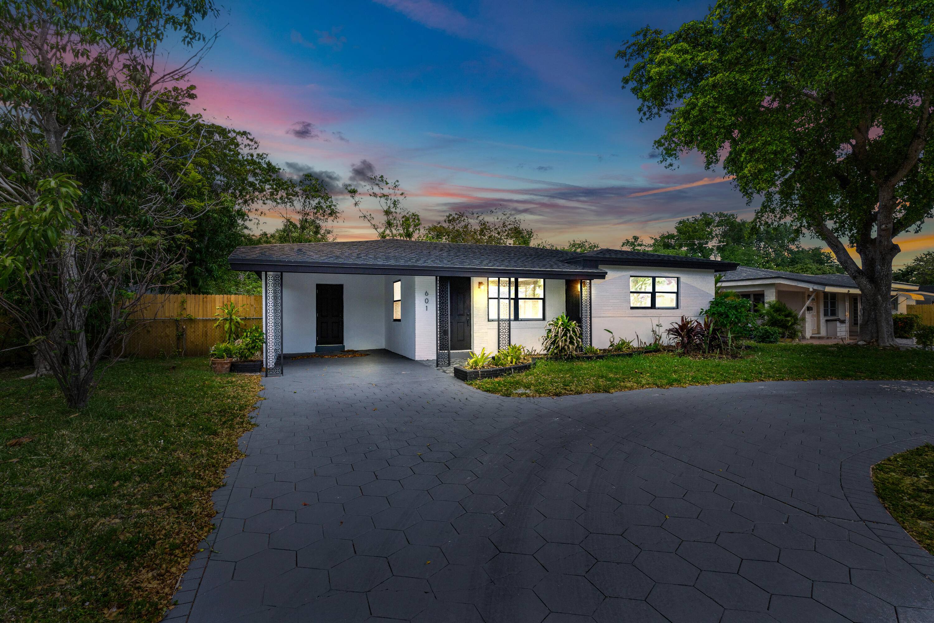 WOW ! This 3 bed 3 full bath single family home in Oakland Park is ready for its new and proud owner !
