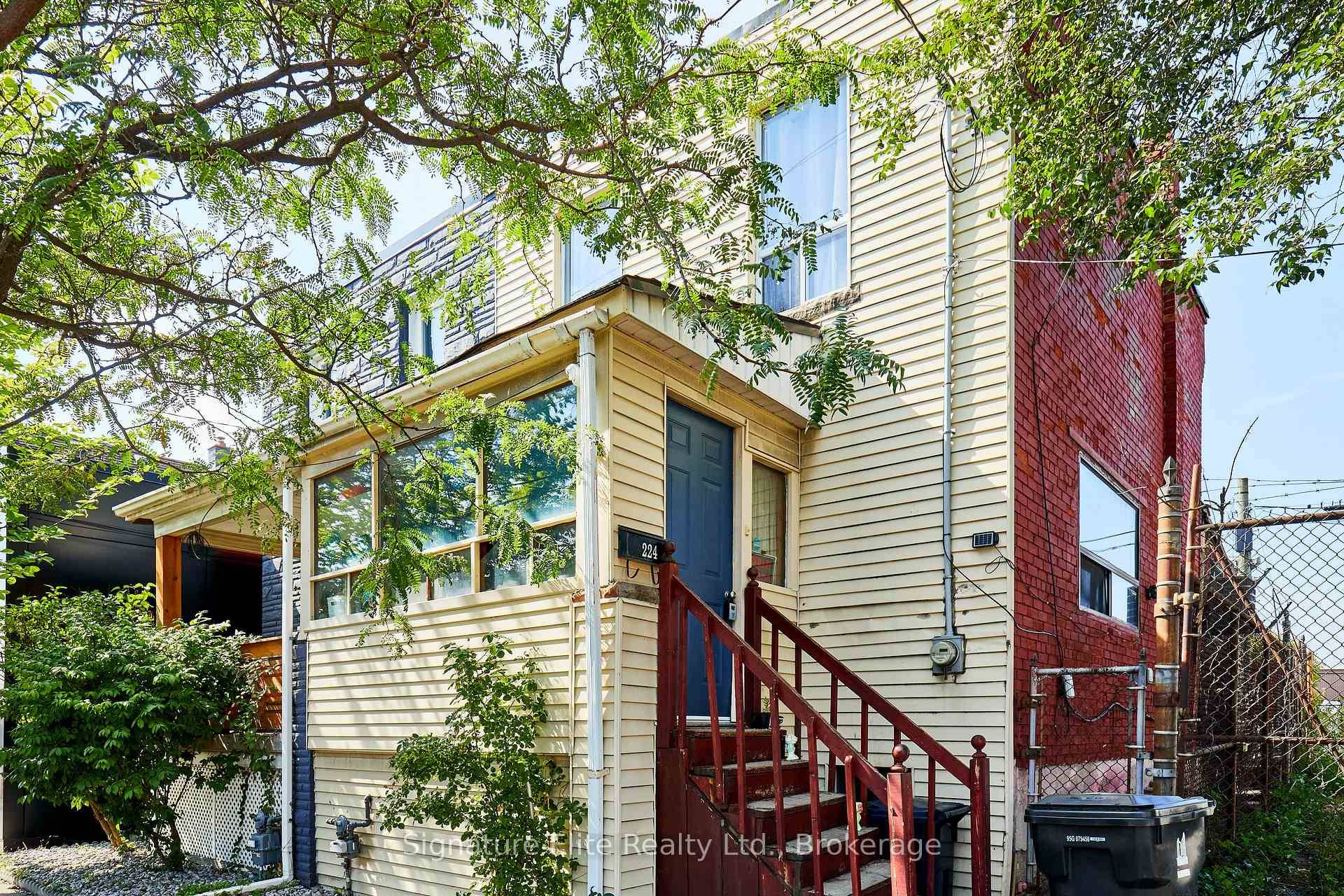 This beautiful house in Pelham Park has ample living space, with 2 bedrooms and 2 bathrooms.