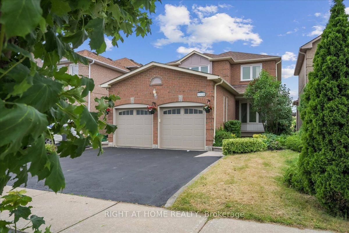Fantastic Detach House in the heart of Mississauga, Gorgeous home offer 3 bedrooms, 4 washrooms This Amazing property is Located In The Highly Desired East Credit, granite countertop, Stainless Steel ...