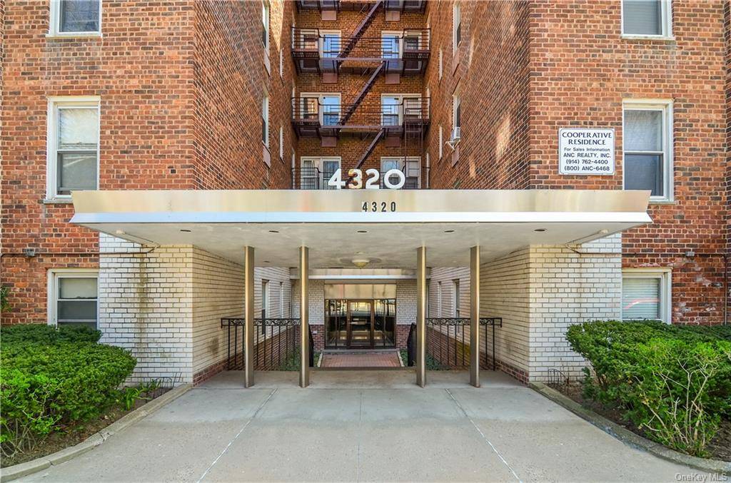 Totally renovated, move in ready top floor spacious studio apartment with panoramic views in the highly desirable Woodlawn Section.