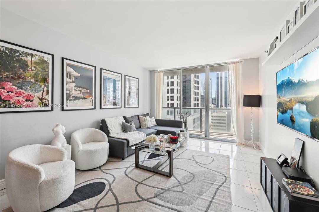 Experience luxury living in this elegant 1 bedroom, 1 bathroom condo with floor to ceiling windows that offerstunning city and bay views.