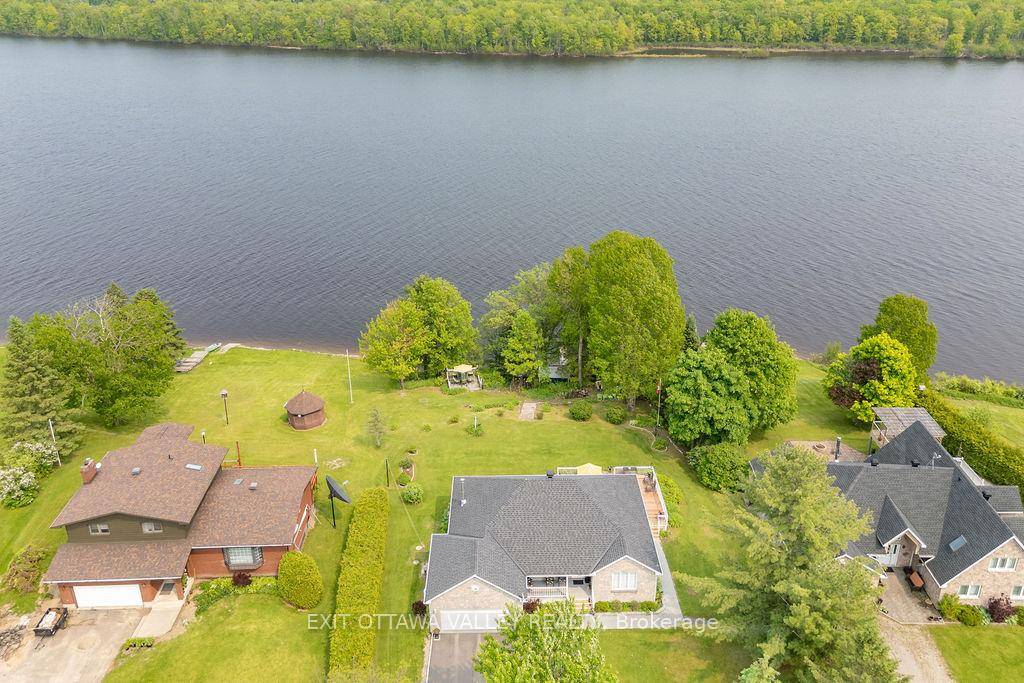 The waterfront dream home is available with quick possession so you can enjoy it this summer !