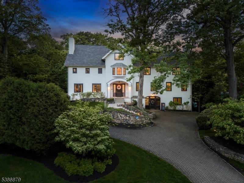 EXPANSIVE MODERN MASTERPIECE ON COVETED NORTHSIDE OF SUMMIT DELIVERS THE PINNACLE OF CONTEMPORARY SUBURBAN LIVING !