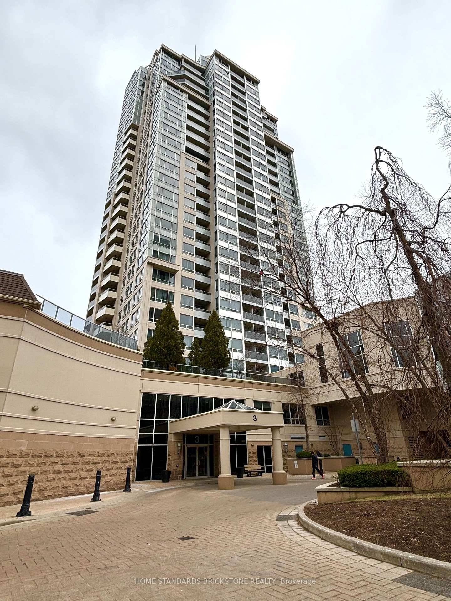 960 Sq Ft South East Corner Unit, Completely Renovated Top To Bottom, Plenty of Natural Light amp ; Parkette View provides Serene Atmosphere, New high end Vinyl Plank Flooring Thruout, ...