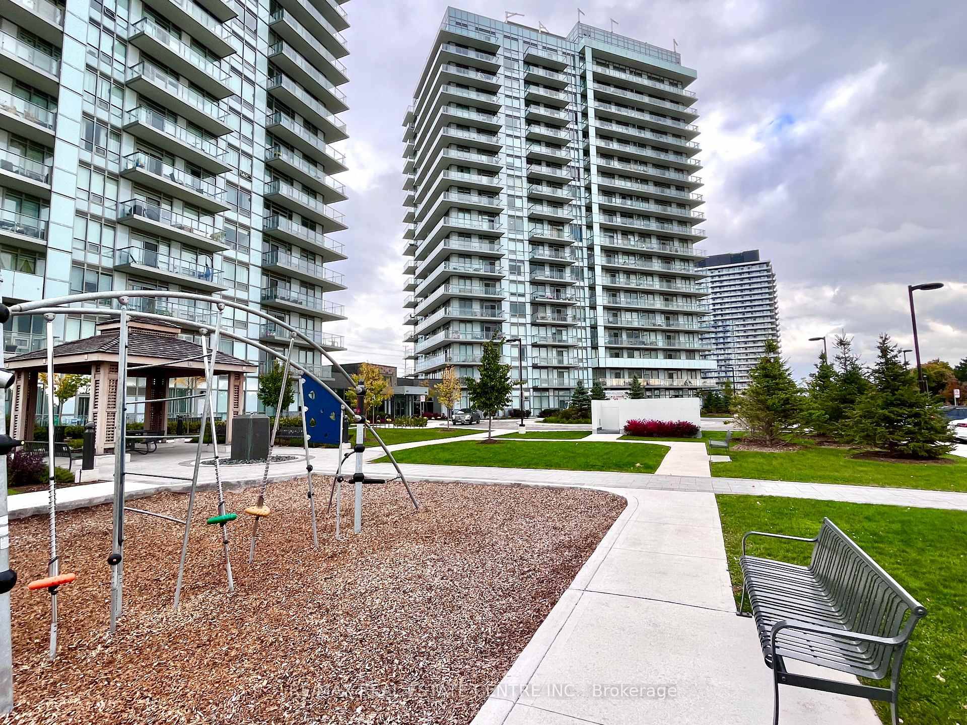 Large Floor Plans 655 sq ft Luxury Condos Located in The Heart Of Erin Mills !