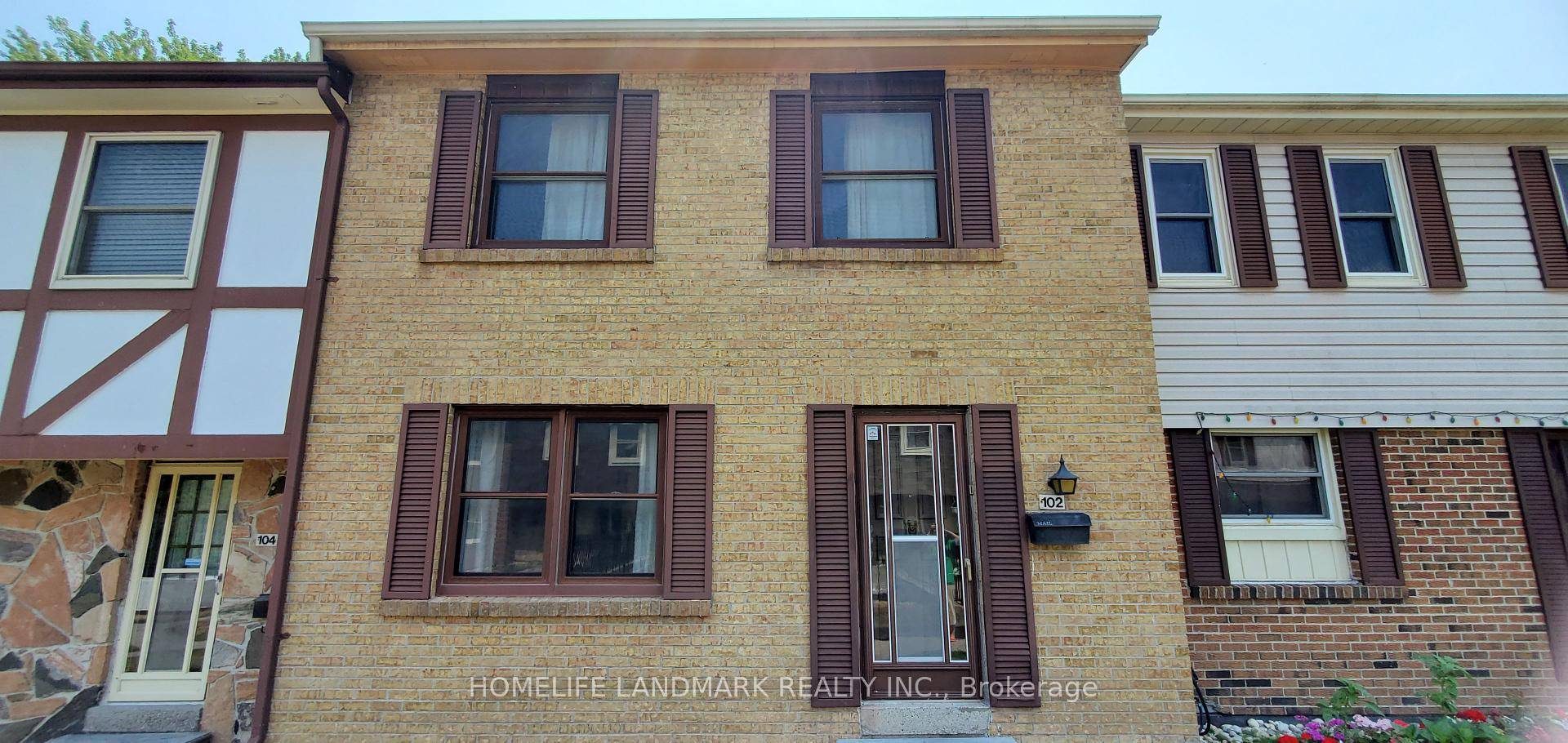 Bright amp ; Spacious 3 Bedroms, 2 Bathrooms Brick Townhouse Freshly Painted amp ; Well Maintained Great Value In a Very Quiet amp ; Friendly Neighborhood Perfect For First Time ...