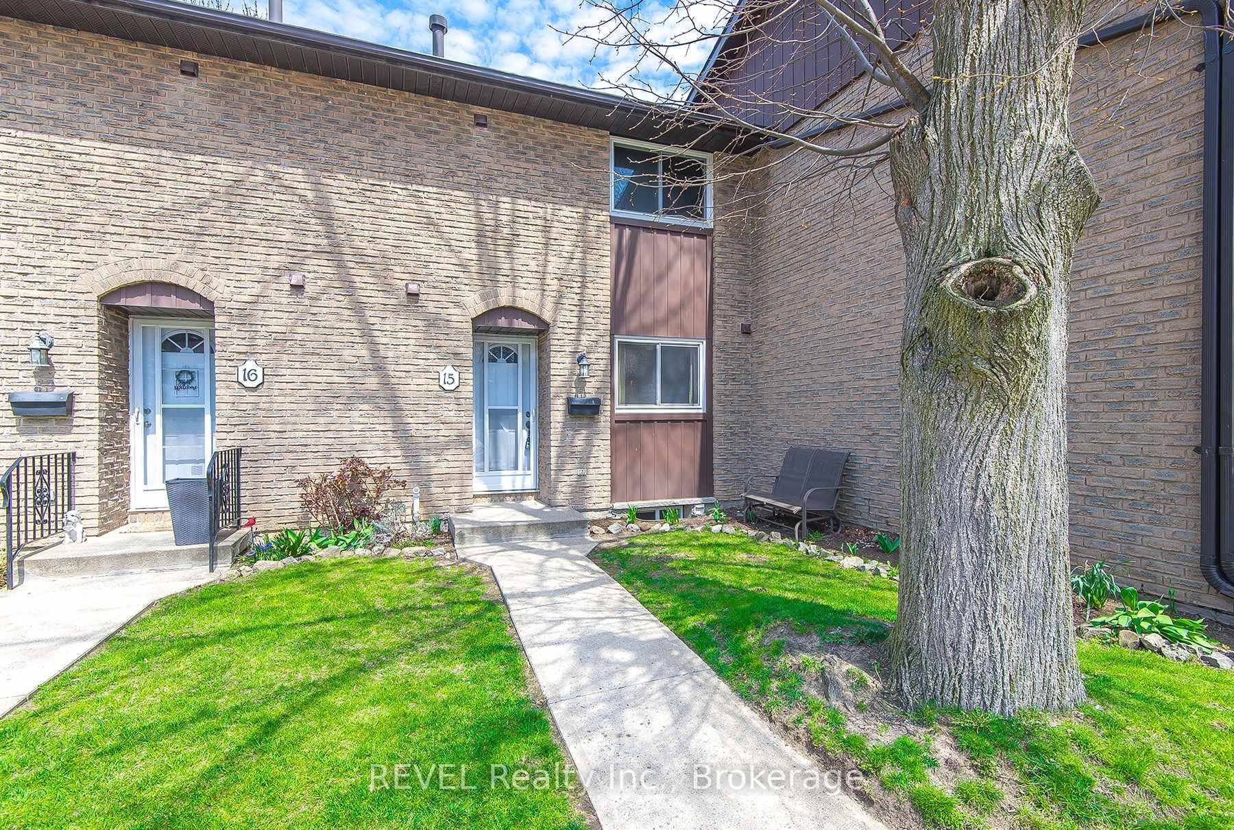Welcome to this affordable and well located 2 Storey Townhouse Condo in North end Sheridan Village !