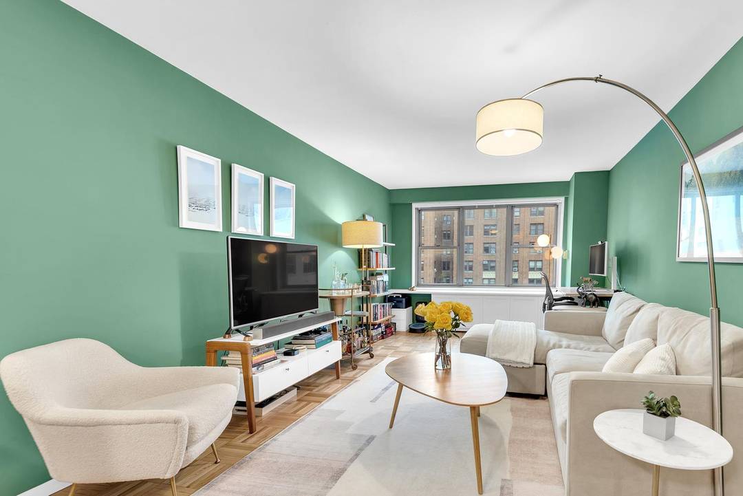 Living at 72nd Street and Central Park West is no longer just a dream, for this beautifully renovated one bedroom is ready to welcome you home.